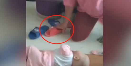 我是妈妈|亲妈生气拿婴儿发泄，15秒内拖鞋抽打13次！大人吵架遭殃的总是娃