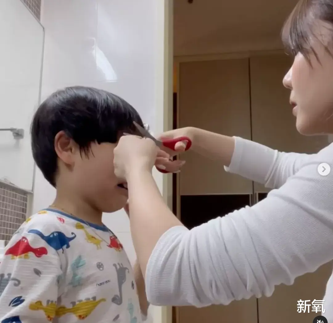 童颜|ins童颜美少女复出就要挨骂，网友又忍不住模仿她，冤枉么？