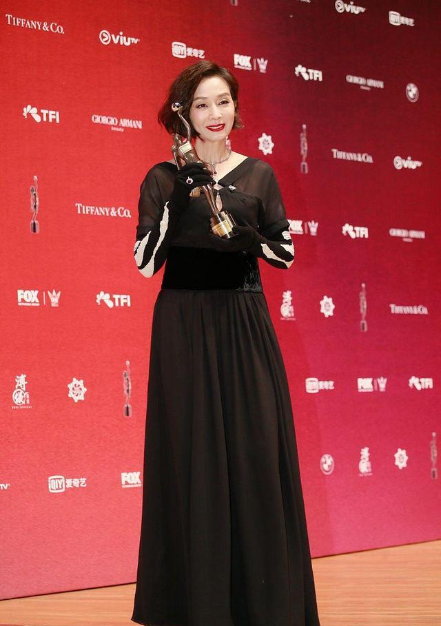 连衣裙|62岁毛舜筠越活越年轻，一袭波点裙优雅端庄，气质好得让人羡慕