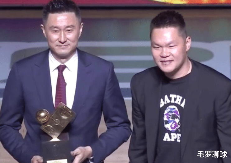 广东男篮|曝杜锋紧急离队回东莞开会！广东出手抓大鱼？王哲林周琦引爆悬念