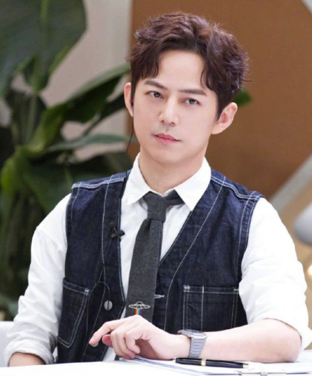 何炅|网友扒出与何炅牵手男子身份，同款及细节被曝光，嗑到了磕到了！