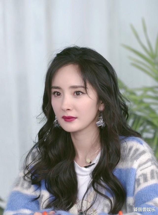 杨幂|杨幂直播秀美腿，85花已褪去少女感，活动状态却有不一样韵味