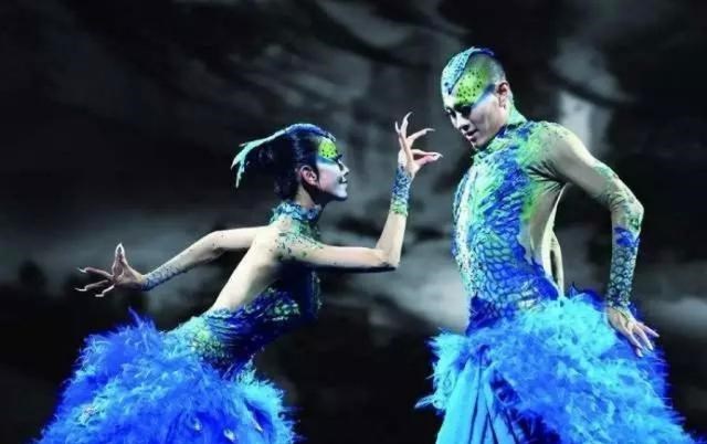 奶豆说育儿|杨丽萍活成老佛爷,吃喝拉撒全靠男助理伺候,她为何会变成这样?