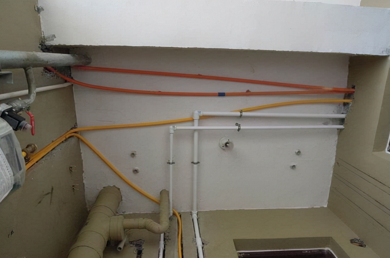 为什么有钱人电线全走顶？听完电工师傅的分析，我恍然大悟