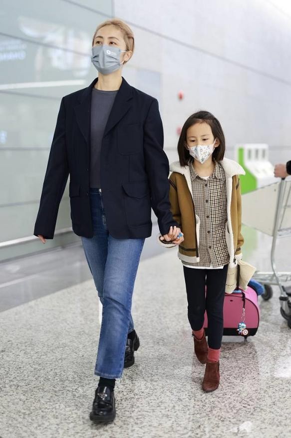 潮流前沿 孙莉携女儿走机场,穿着朴素难掩气质,小女儿眉眼和黄磊一模一样