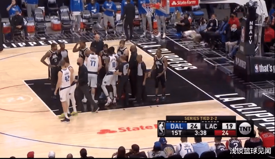 快船队|东契奇怒飙7记三分，小卡乔治疯狂火拼，逼得他重击砸筐力压快船