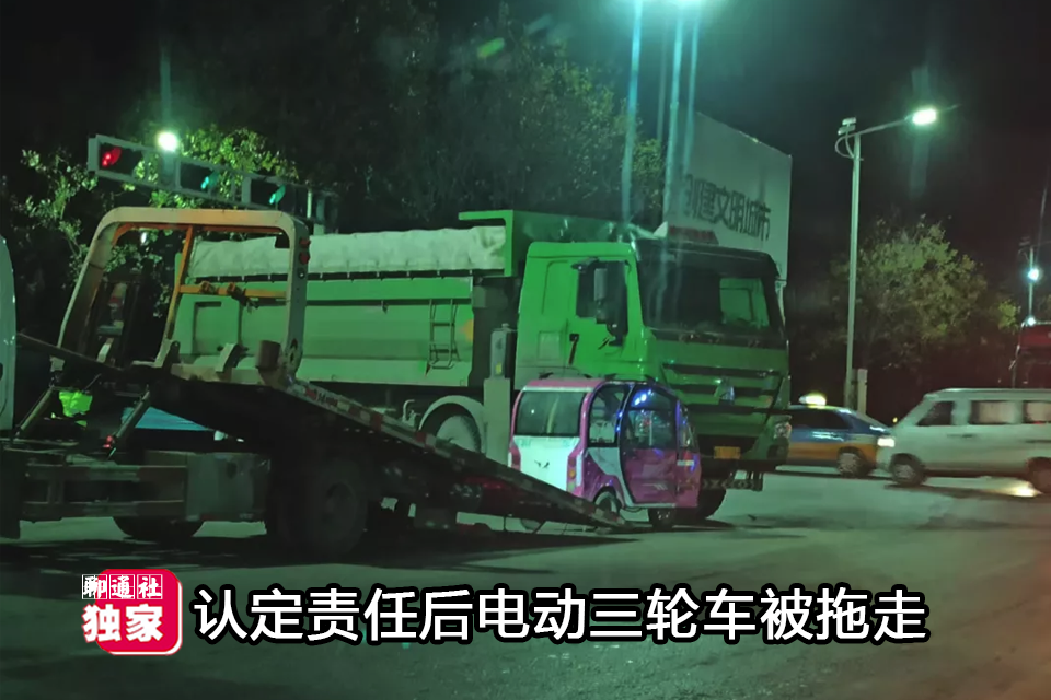 山东聊城一路口渣土车右转存盲区,电动三轮车疯狂逆行险酿祸