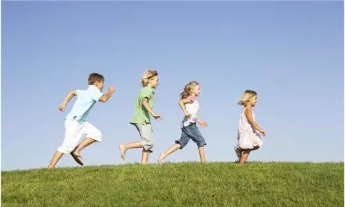 儿科专家李阔|为什么你的孩子喜欢“眨眼睛”“扮鬼脸”?