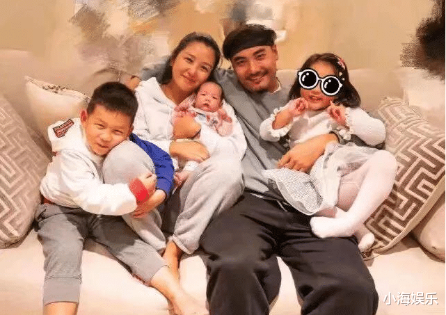 何洁|35岁何洁现身商演，短裙丝袜演出很卖力，一人养四个孩子太不容易