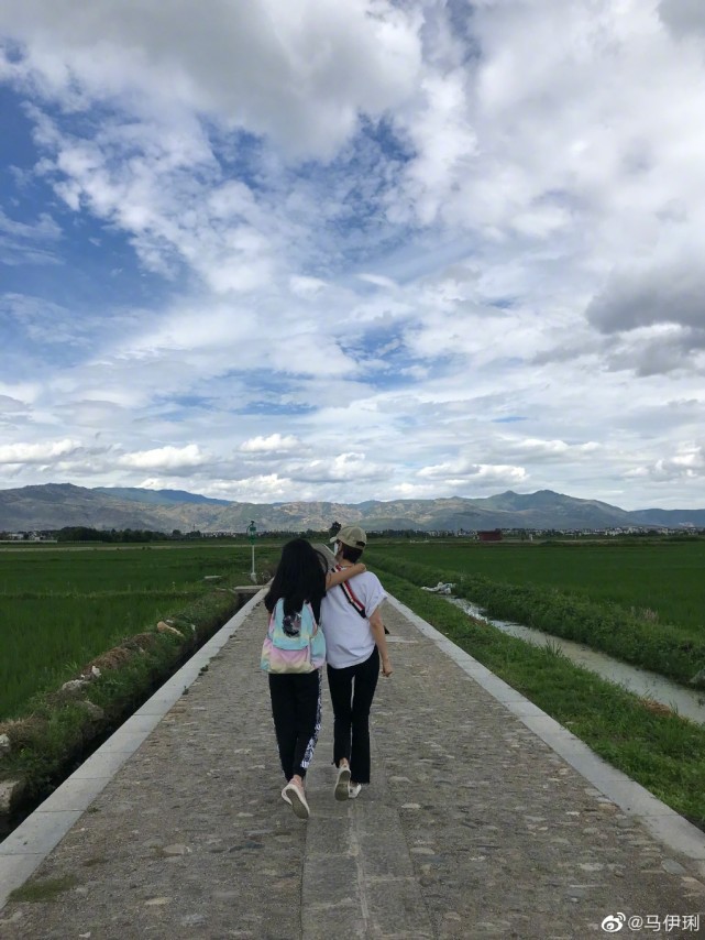 马伊琍|马伊琍大女儿比赛,爱马赛场上不自信偷瞄妈妈,太紧张动作跳错