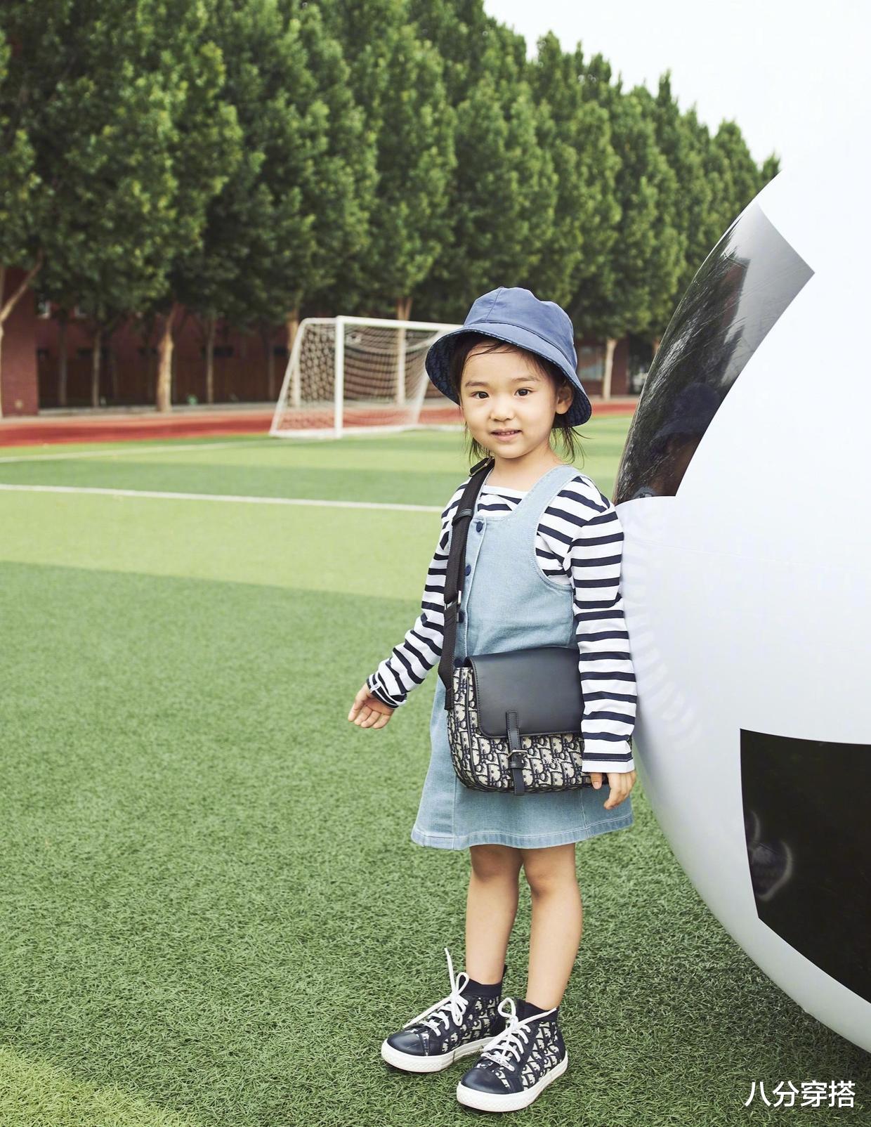 八分穿搭|董璇女儿小酒窝专挑爸妈优点继承，穿印花连帽卫衣俏皮可爱，真甜