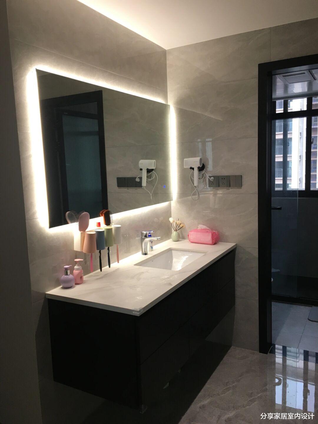 她家首套新房，全屋装修非常简单，三代同堂生活在一起很幸福！