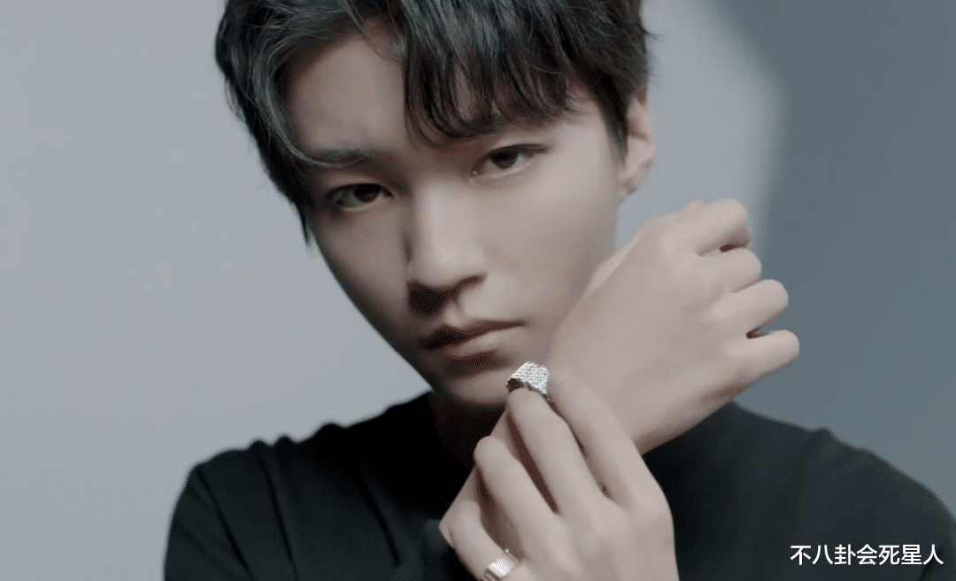 王源|TFBOYS颜值集体下跌，王源满脸痘千玺发腮，王俊凯也变奇怪