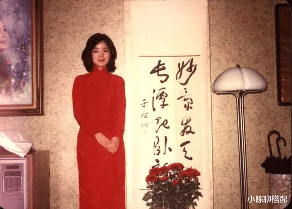 小陈聊搭配 看了邓丽君的时尚造型，突然发现：“再过30年，穿衣也不如她潮”