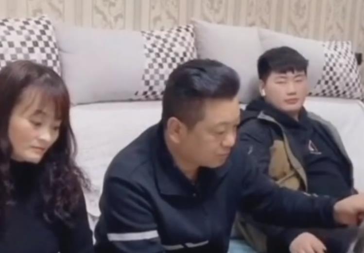 彩礼不退了!大衣哥对儿子婚变绝口不提,女方父母称小伟不上进