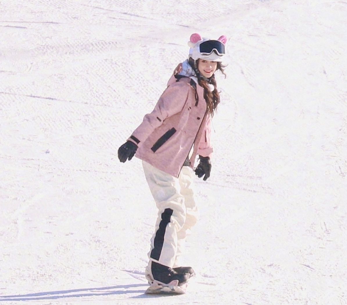 Angelababy|baby滑雪造型好美！长发飘飘生图抢镜，好似韩剧女主角