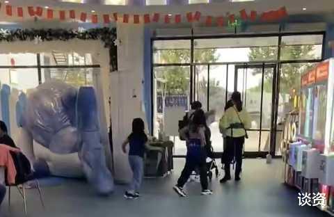 蔡少芬|48岁蔡少芬照顾三胎儿子累出病，身上插满针，感叹当妈不易