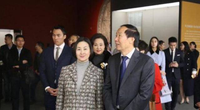 小伙吃鱼不吐刺 赌王姨太太陈婉珍梁安琪罕见合体露面，现身上海探望奚梦瑶母女
