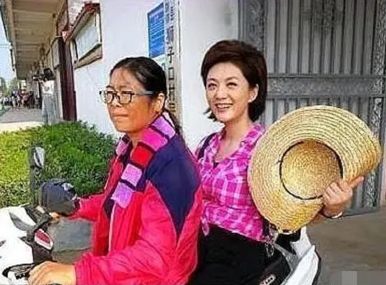 海霞|央视国脸海霞：27年主持零失误，嫁大11岁清华教授，活成人生赢家