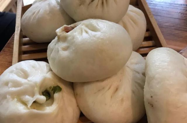 于岳岳说美食 青州农村大姐城里卖包子，貌似世界小姐，靠卖包子买了3套房2辆车