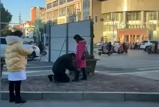 孩子刚上大学,妻子铁了心离婚,江苏男子当街给妻子下跪