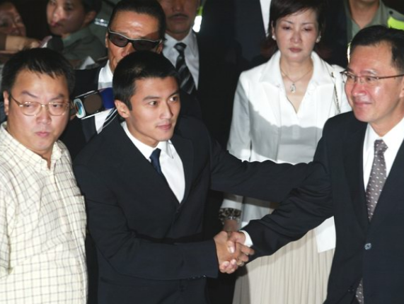 谢贤|谢贤曾说他十几年都没有坐过二手车，晚年却一直背负着“卖子求财”的名号