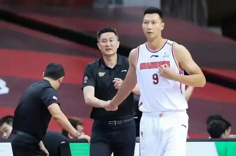 广东男篮|不奢望易建联给广东男篮和中国男篮带来什么了!他让我们很寒心!