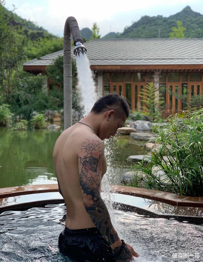 健身圈一哥 追逐时尚潮流的健身达人，撸铁健身锻造好身材，麒麟花臂很抢镜！