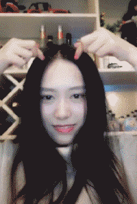 “女朋友总是过来给我洗衣服，她是不是很傻？”