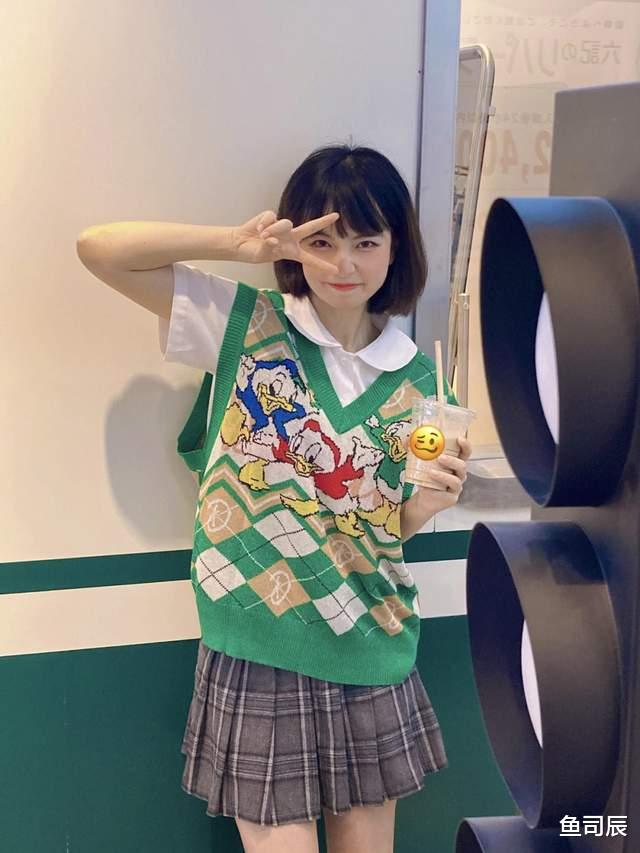 鱼司辰|早秋穿搭指南，毛衣马甲搭白衬衫，下半身穿短裙，甜美俏皮又耐看