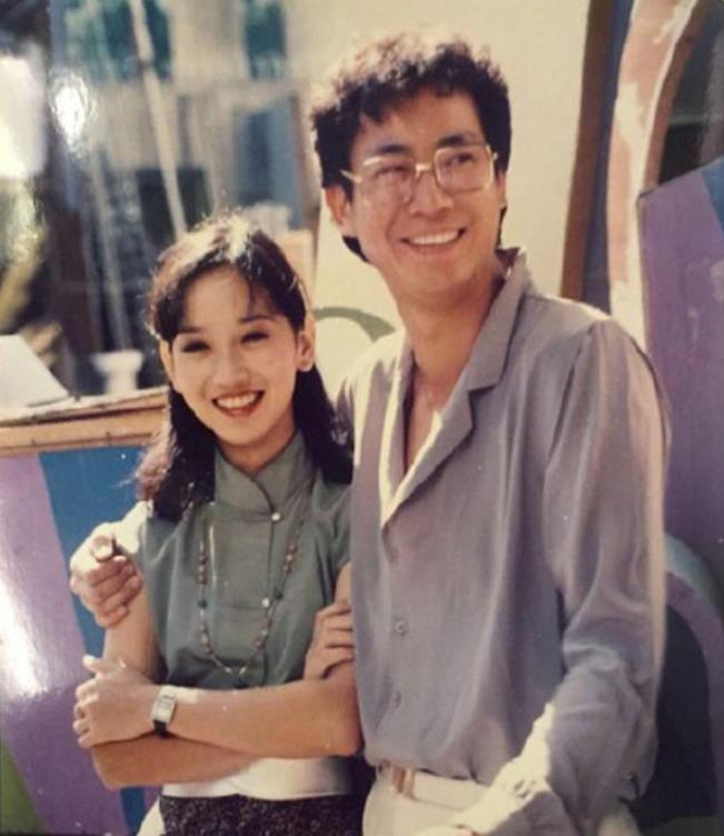 育妈计|67岁赵雅芝最新写真曝光,皮肤白皙气质好,却被嘲硬凹少女状态