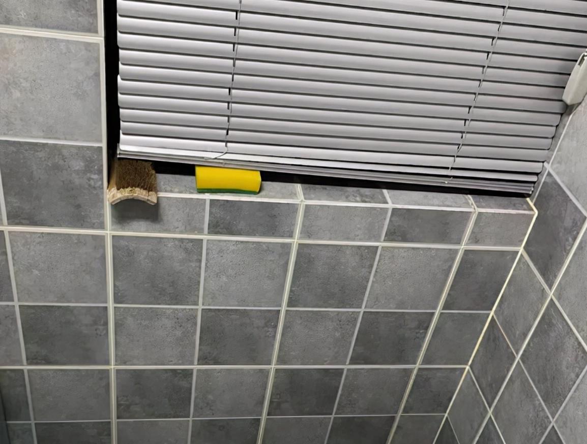 浙江女子意外发现厕所用2年的窗帘形同摆设,站对面看窗内吓懵了