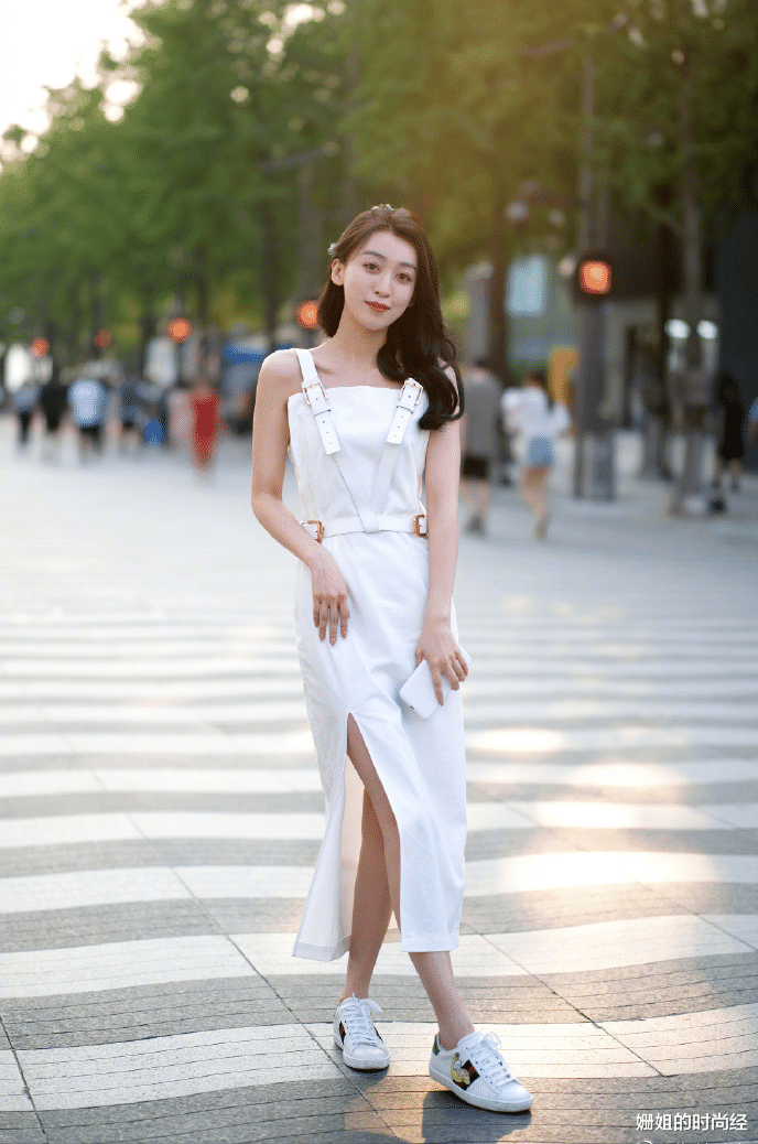 姗姐的时尚经|黄皮女人，夏天选什么颜色的上衣，才能穿得时髦、显白又不撞衫？