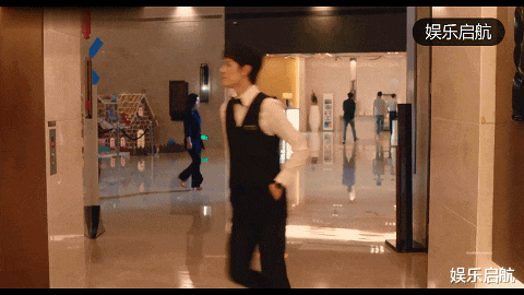 吻戏|电梯里接吻的别样体验杨幂，迪丽热巴，杨颖，金晨的吻戏都好刺激