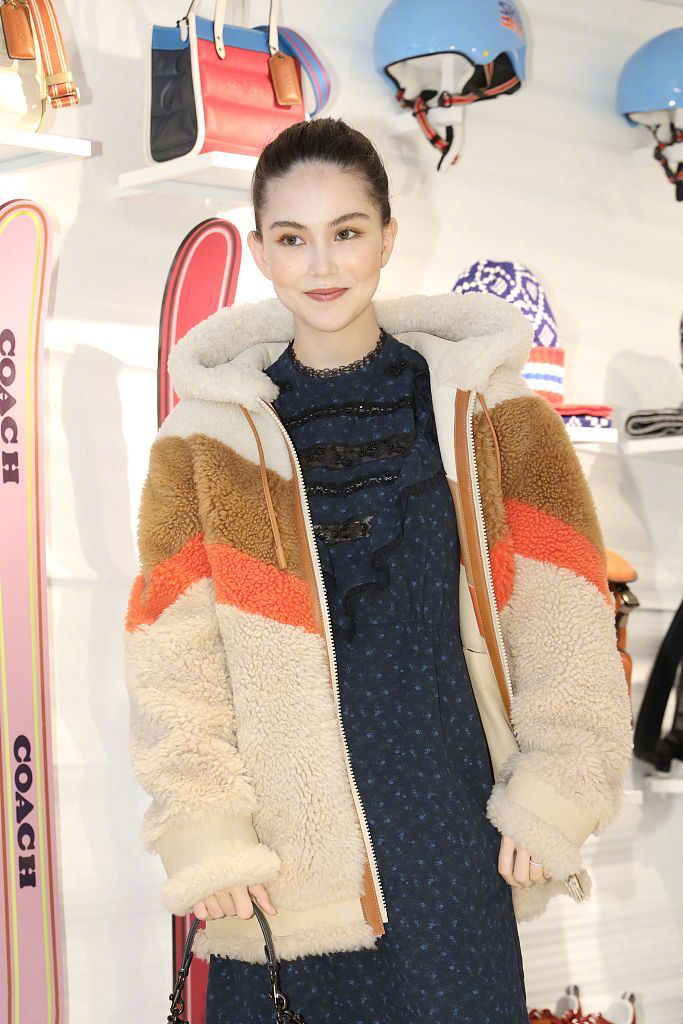 昆凌|昆凌受伤后高调亮相，毛绒外套温柔甜美，果然是被天王宠爱的娇妻！