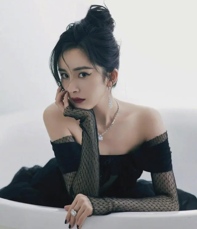 灵熙说珠宝|辣妈杨幂，身材一绝，少女感十足
