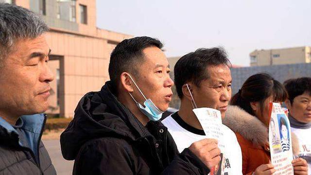 深圳市|孙卓回深圳后，接弟弟放学回家画面超温馨，卓卓吃烤肠心情大好