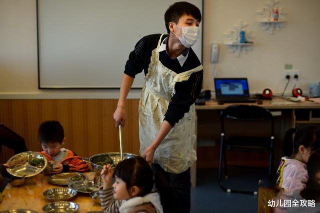 幼儿园全攻略|男老师在幼儿园很吃香？现实家长质疑同事排挤，不如转行其他工作