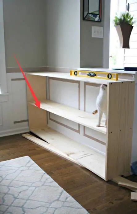 楼梯护栏和隔断旁别空着，装个半墙柜，收纳翻倍谁看都说太实用