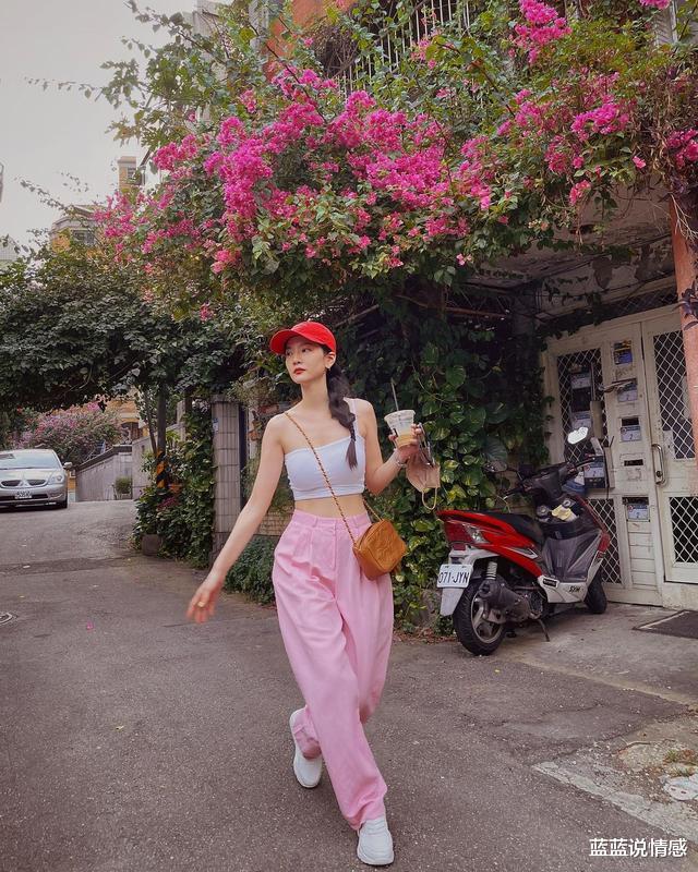 曾之乔|辰亦儒老婆太会穿！戴贝雷帽笑容灿烂，身材纤细有种网红范儿