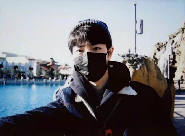 肖战|肖战晒“压箱底”照片，少年感十足，十分礼貌有爱