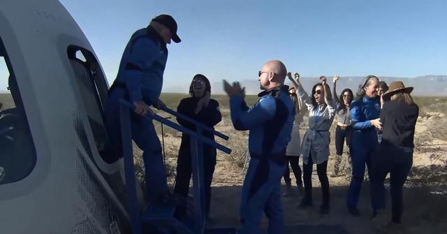 神舟十三号 90岁老人成功进入太空，返回地面自己走出飞船，兴奋地说个不停