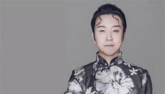 李玉刚|李玉刚老婆近照曝光，原来长成这样，难怪李玉刚不肯公开她