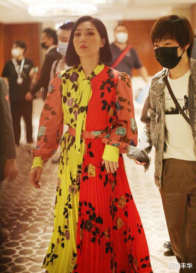 辰雪丰华 杨千嬅穿衣越来越独特,一身“红黄”撞色印花裙,别说还挺耀眼