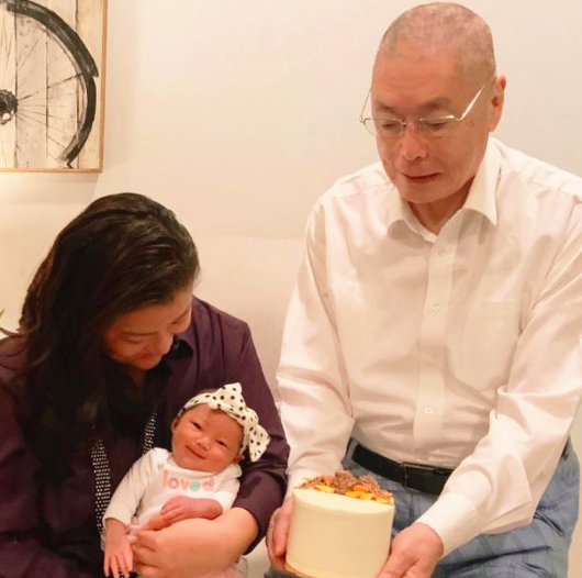 全球时尚号 82岁刘诗昆为一岁儿女庆生，穿黑色西装精神不错，和妻子差37岁