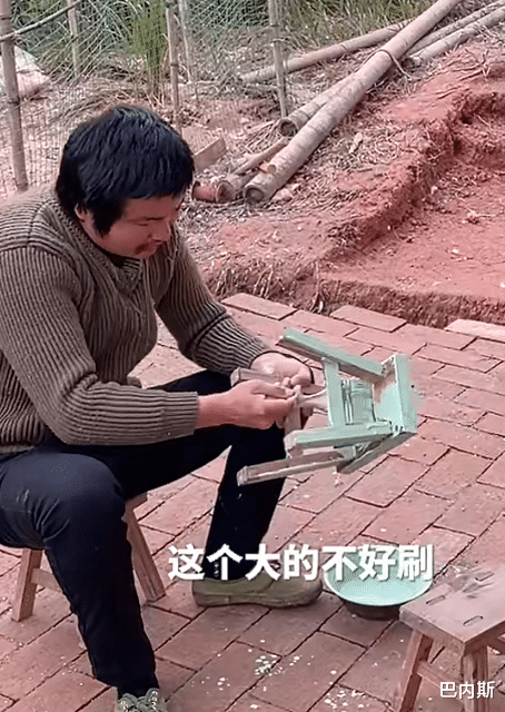 牛爱芳夫妇损失20多万粉丝后,又干回老本行,亲自刷油漆