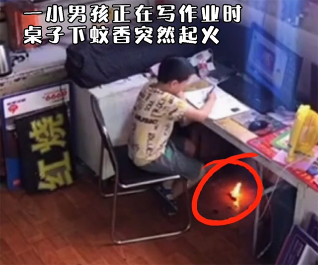 两口育儿|蚊香引起地面着火，8岁男孩冷静应对的行为，让众人自愧不如
