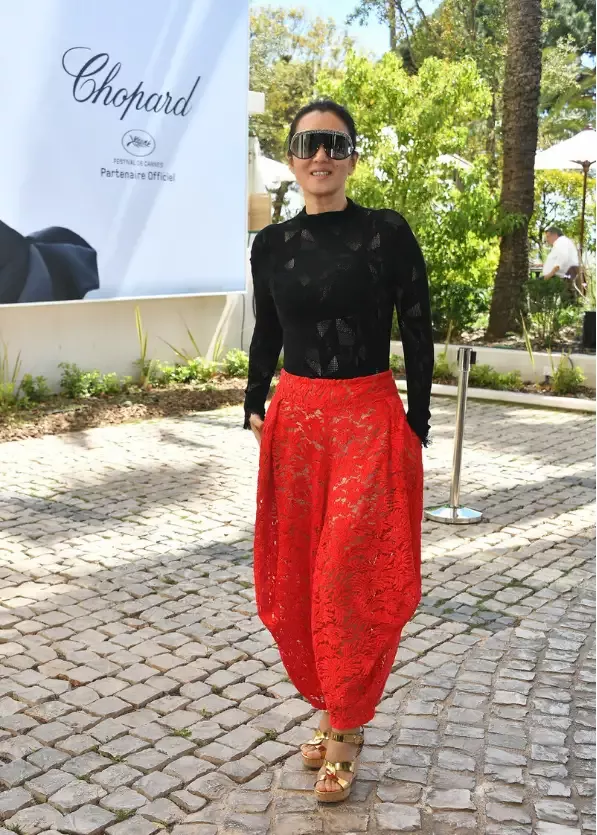 晓说时尚儿|巩俐在国外更敢穿,绿色“肚兜”裙穿出国际范儿,中年发福更霸气