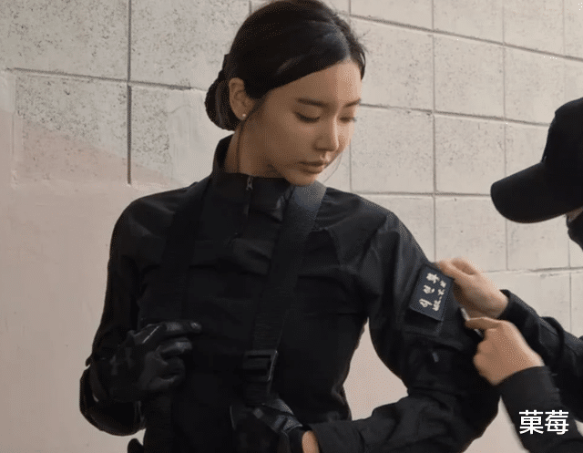 菓莓 韩国“美女模特”空降部队，撩到兵哥哥，网友：太有女人味了