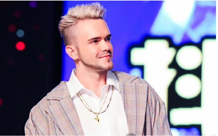 帅哥|失守了？用手势逗得瓦妮莎哈哈大笑的年轻帅哥是谁？有啥来头？